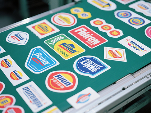 ما هو نوع وحدة التحكم بالليزر التي يمكن استخدامها لقطع القوالب بالليزر ذاتية اللصق